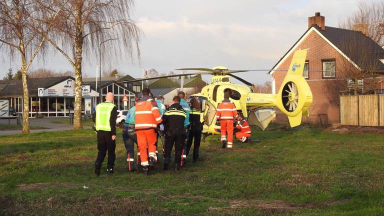 De man is met een traumahelikopter naar het ziekenhuis gebracht. (Foto: Jozef Bijnen/SQ Vision)