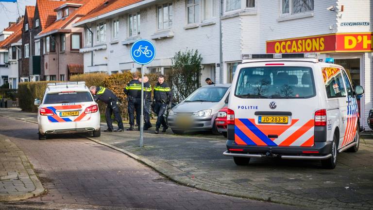 De politie viel een woning binnen op zoek naar de verdachte. (Foto: Sem van Rijssel/SQ Vision)