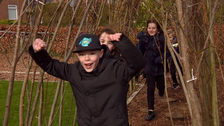 Op basisschool Sint Jozef in Lithoijen hebben de kinderen een eigen minibos. (foto: Raymond Merkx)