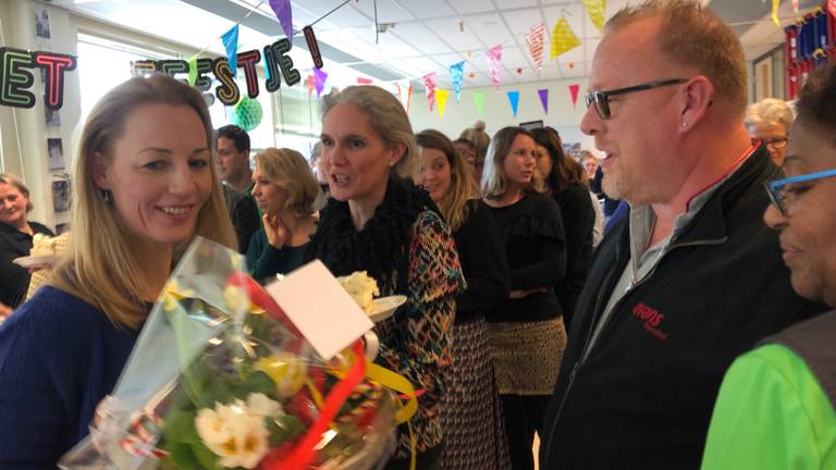 Anouk wordt gefeliciteerd door collega's