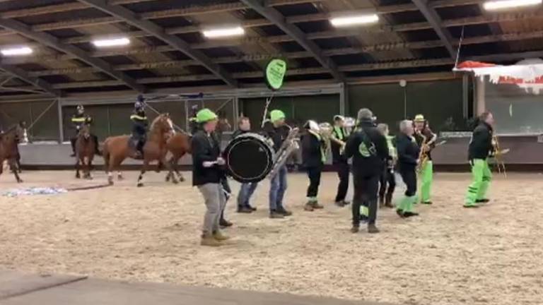 De politiepaarden oefenen onder begeleiding van De Aggemarvanhuisaf Band. (Foto: Bereden Politie)