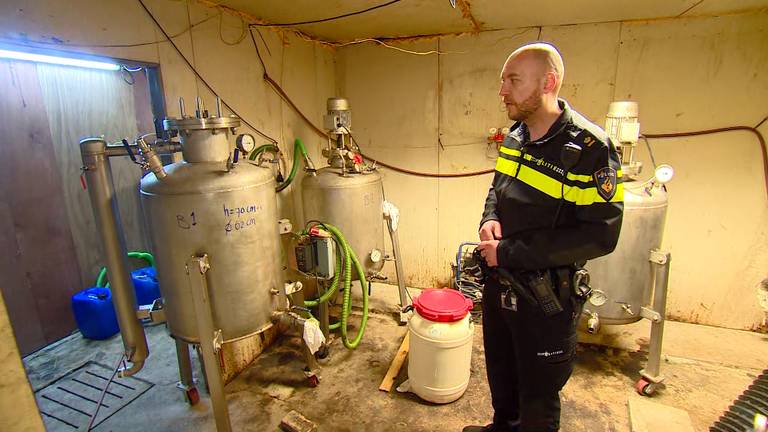 Hoofd recherche Danny Frijters legt uit hoe het lab werkt.