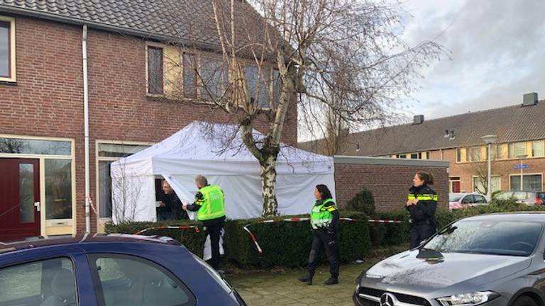 Het huis waar de vrouw dood werd aangetroffen in de Dadelstraat (Foto: Jan Waalen)