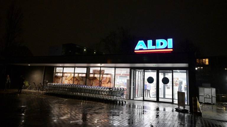 De Aldi aan het Transvaalplein werd donderdagavond overvallen. (Foto: Jack Brekelmans / Persburo BMS)