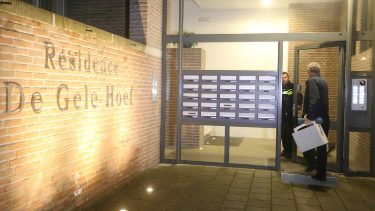 De politie doet onderzoek in het complex waar de dode vrouw werd gevonden. (Foto: Bart Meesters)