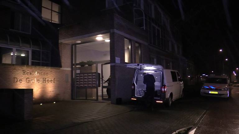 De vrouw werd rond halfvier gevonden in het appartement in Rosmalen. 