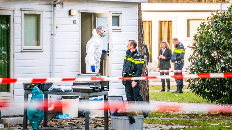 Volop onderzoek na de vondst van de dode vrouw in het vakantiehuisje (foto: Sem van Rijssel/ SQ Vision).