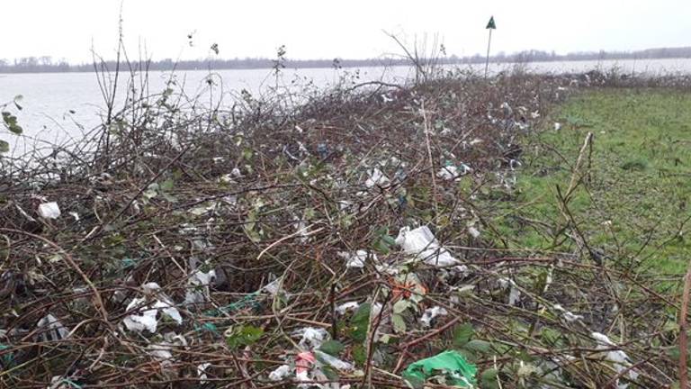 De Noordwaard ligt vol plastic (Foto: boswachter Arie).