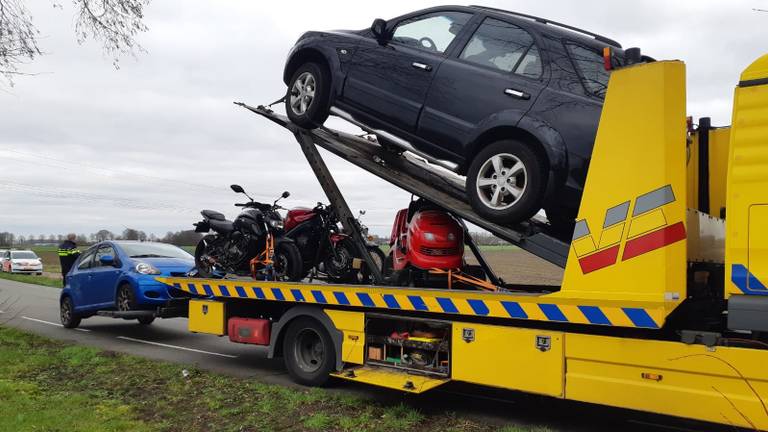 Een aantal van de in beslag genomen voertuigen. (Foto: politie)