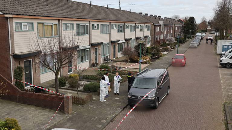 De politie doet onderzoek in de straat. (Foto: FPMB/Erik Haverhals)