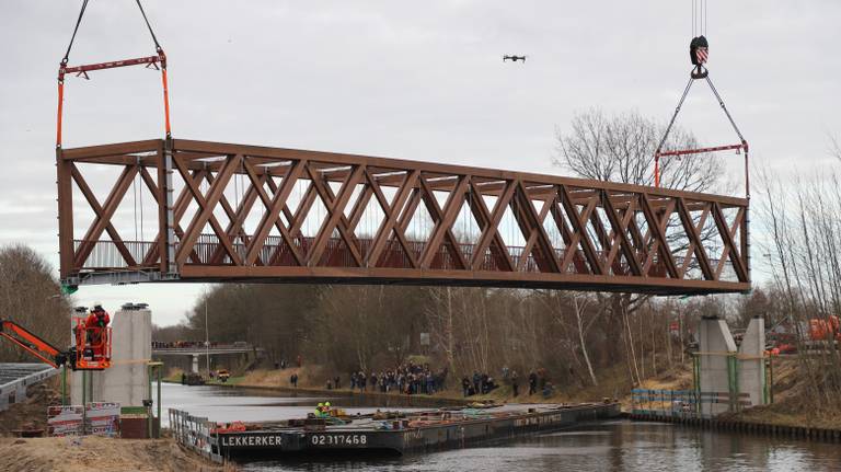 De nieuwe brug werd zaterdagmiddag op zijn plek gehesen vanaf een ponton in het Wilhelminakanaal.