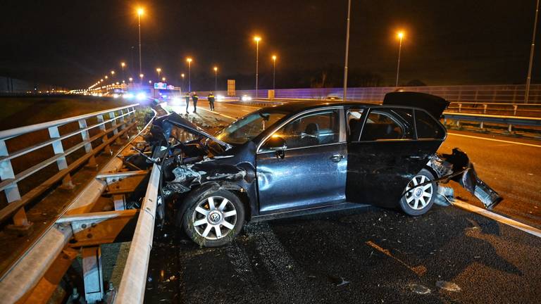 Auto crasht bij A16 Princeville. (Foto: Tom van der Put / SQ Vision Mediaprodukties)