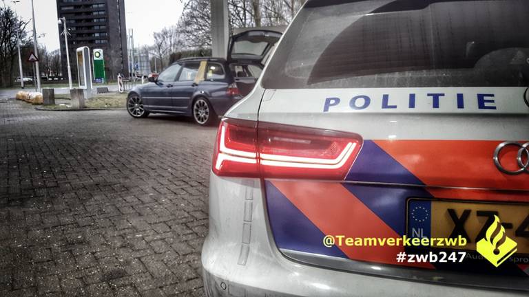 De hardleerse automobilist werd aangehouden in Tilburg. (Foto: Team Verkeer Zeeland-West-Brabant)