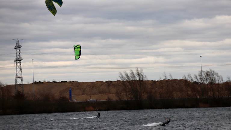 Kitesurfers bij Linden (foto: SK Media).