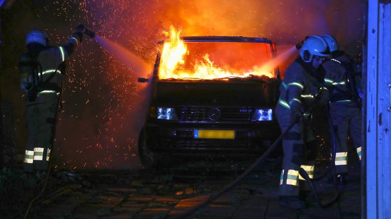 Het busje was niet meer te redden. (foto: Gabor Heeres/ SQ Vision).