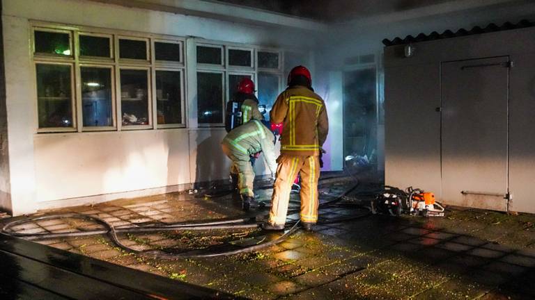 De kringloopwinkel raakte zwaar beschadigd. (foto; Dave hendriks/ SQ Vision).