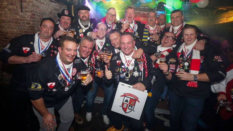 De mannen van carnavalsvereniging De Hecto's.