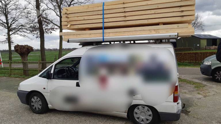 Hoeveel hout kan er op het dak van één busje? (Foto: politie)