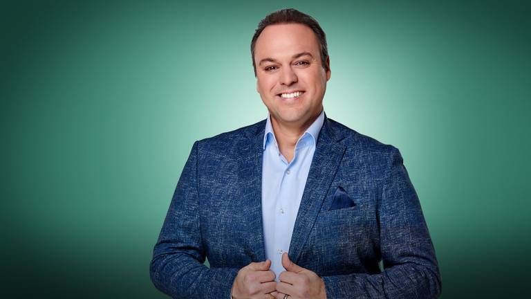 Frans Bauer zet hulpverleners in het zonnetje. (Foto: RTL)