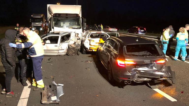 Meerdere auto's botsten op de A58. (Foto: SQ Vision)