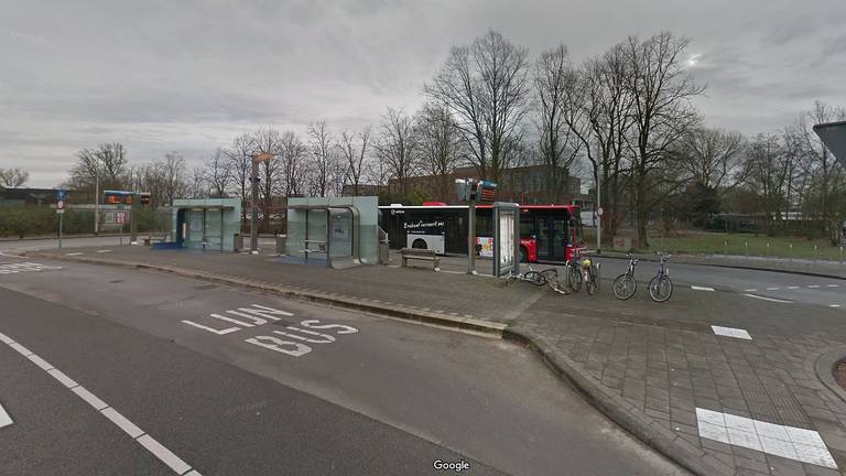 De bushalte bij het ziekenhuis (foto: Google Streetview).