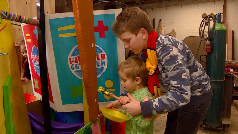 Jong helpt (nog) jonger in Turfstekerslaand. (foto: Omroep Brabant)