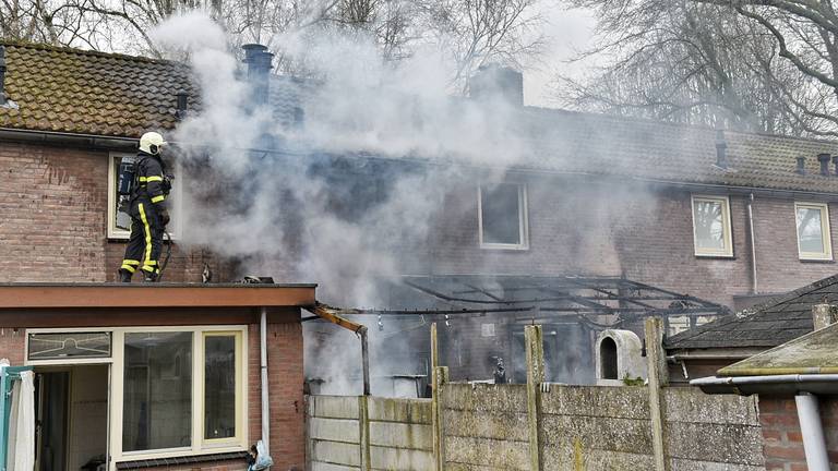 Bij de brand kwam veel rook vrij (foto: Toby de Kort).