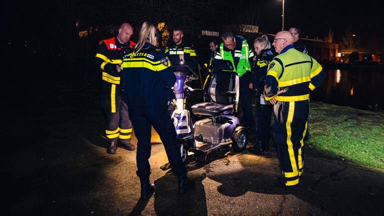 De scootmobiel is uit het water gevist. (Foto: Jack Brekelmans)