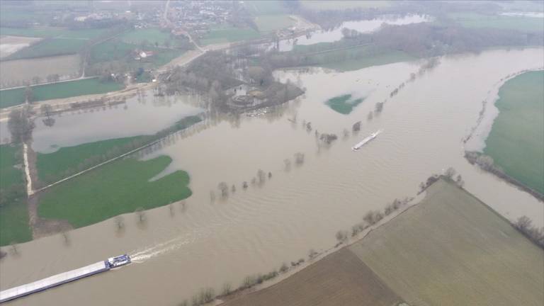 Rijkswaterstaat bekijkt de situatie vanuit de lucht