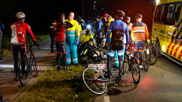 Auto raakt groep wielrenners bij ongeluk in Raamsdonksveer. (Foto: Marcel van Dorst/SQ Vision)