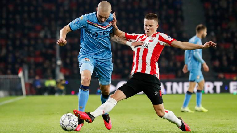 PSV'er Ryan Thomas (r.) zit Sebastian Holmen fel op de huid (foto: Hollandse Hoogte).