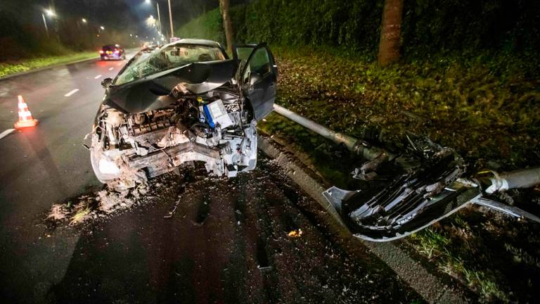 De automobilist reed een lantaarnpaal volledig uit de grond. (Foto: Dave Hendriks)