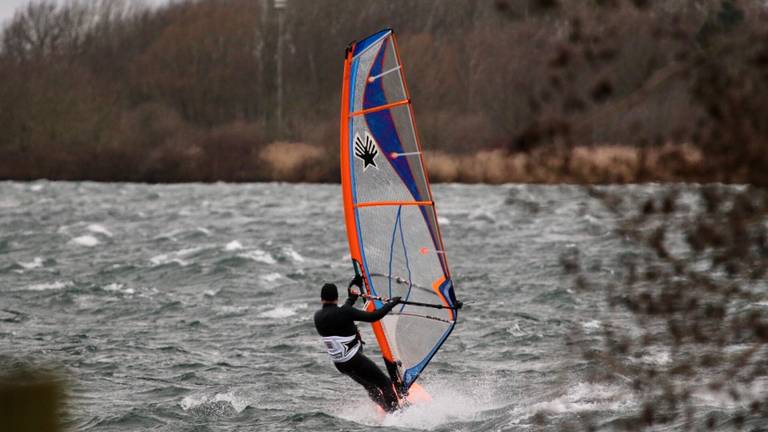 Surfen in storm. (Archieffoto)