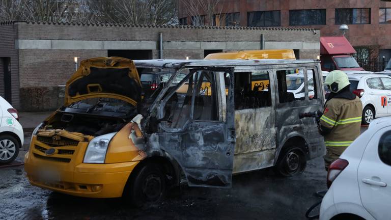 Het uitgebrande busje in Oss. (Foto: Gabor Heeres/SQ Vision)