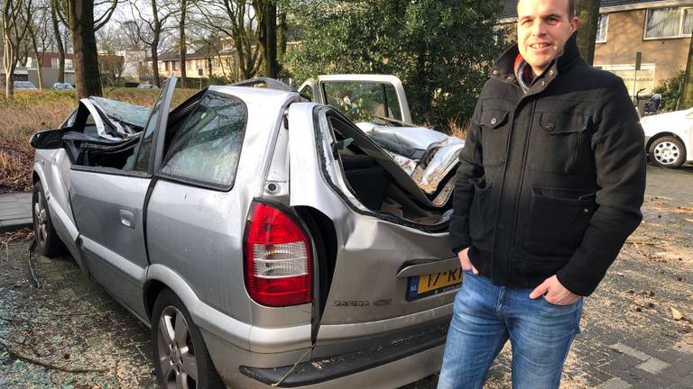 Jan Boonen bij zijn geplette auto (Foto: Imke van de Laar)