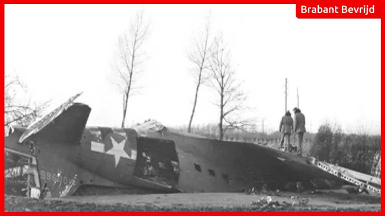 Dakota C-47 Stoy Hora stortte neer op het huidige trainingsveld van vv Hoeven.