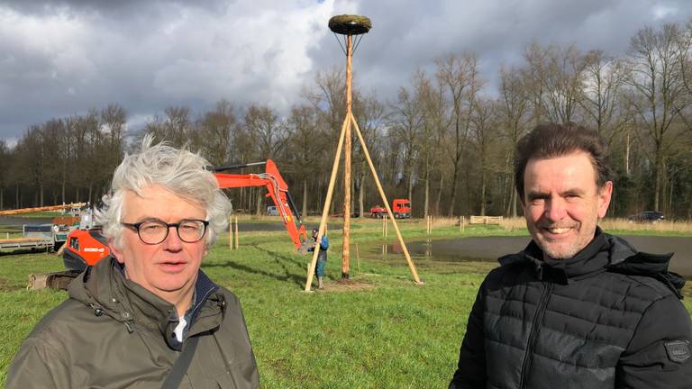 Natuurbeheerder Karel Voets en wethouder Peter van de Wiel voor een ooievaarsnest