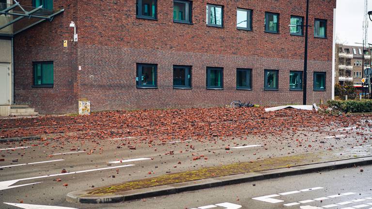 De weg ligt compleet bezaaid met bakstenen (foto: Jack Brekelmans/ Persburo BMS)