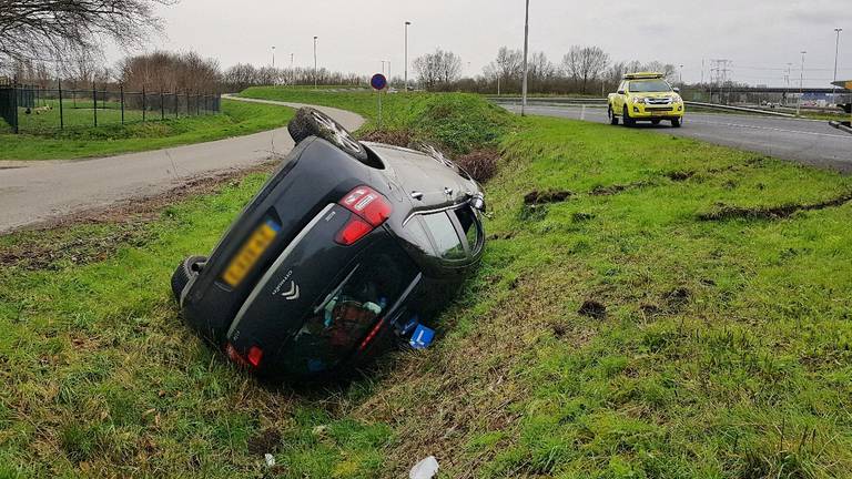 De Tilburgse rijinstructeur Dave en zijn leerling belandden tijdens de rijles op de kop in de sloot en dat was flink schrikken (Foto: Toby de Kort)