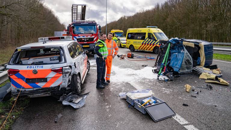 Ravage op de A59 nadat een personenauto op een stilstaande politieauto is geklapt (Foto: Reality Photo)
