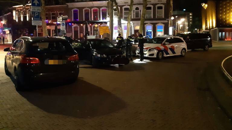 De automobilist in het Tilburgse centrum werd klemgereden. (Foto: Facebook politieteam Tilburg-Centrum)
