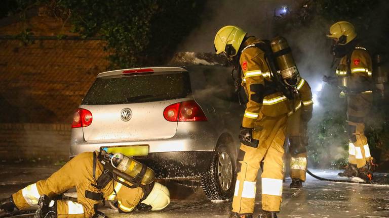 De brandweer onderzoekt de zwaar beschadigde auto (foto: SQ Vision/Gabor Heeres).