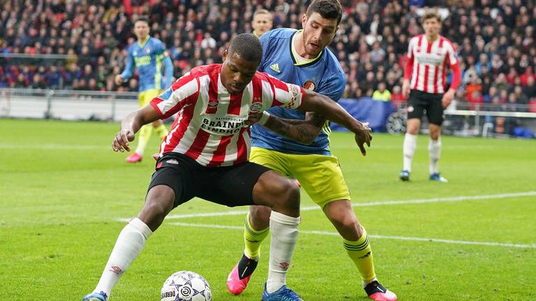 PSV-aanvoerder Denzel Dumfries in duel met Feyenoorder Marcos Senesi (foto: HollandseHoogte).