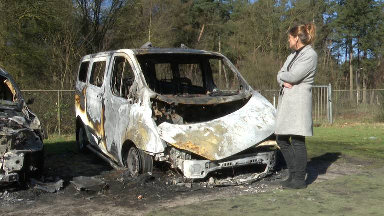 Simone Berkelmans bij het busje dat ze net had gekocht. (foto: Omroep Brabant)