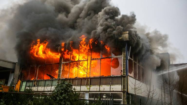 Grote brand in de Edah in Helmond. (foto: SQ Vision Mediaprodukties/Pim Verkoelen)