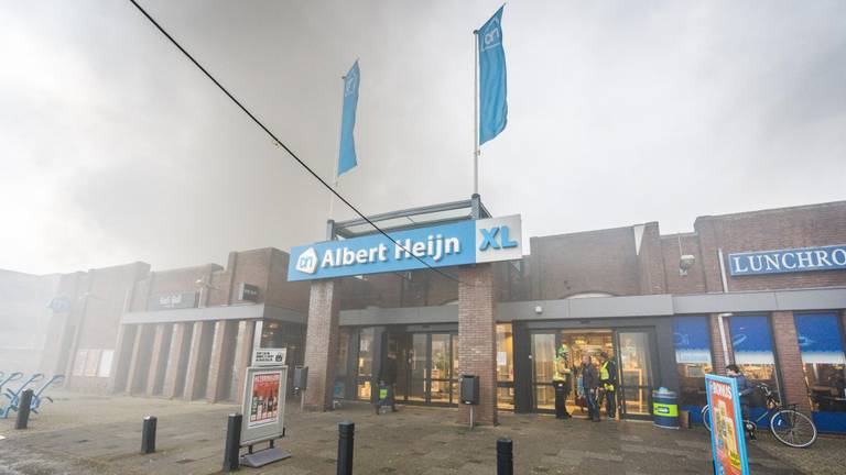 Veel rook bij het pand van de Albert Heijn. (foto: Sem van Rijssel/SQ Vision Mediaprodukties)