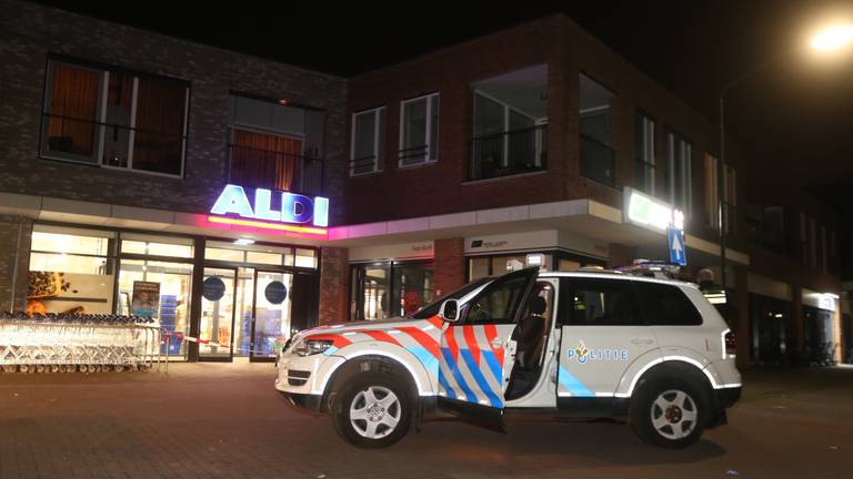 Onderzoek bij de overvallen Aldi (foto: Bart Meesters/SQ Vision).