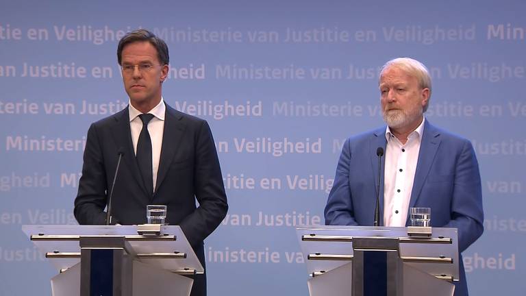 Rutte en Van Dissel tijdens de persconferentie afgelopen maandag.