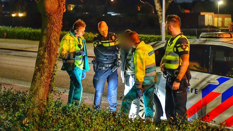 De aangehouden man wordt ondervraagd door de politie. Foto: Rico Vogels/SQ Vision