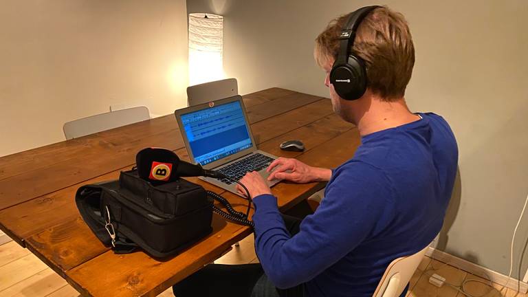 Niek de Vries in zijn 'thuisstudio' (foto: Omroep Brabant).